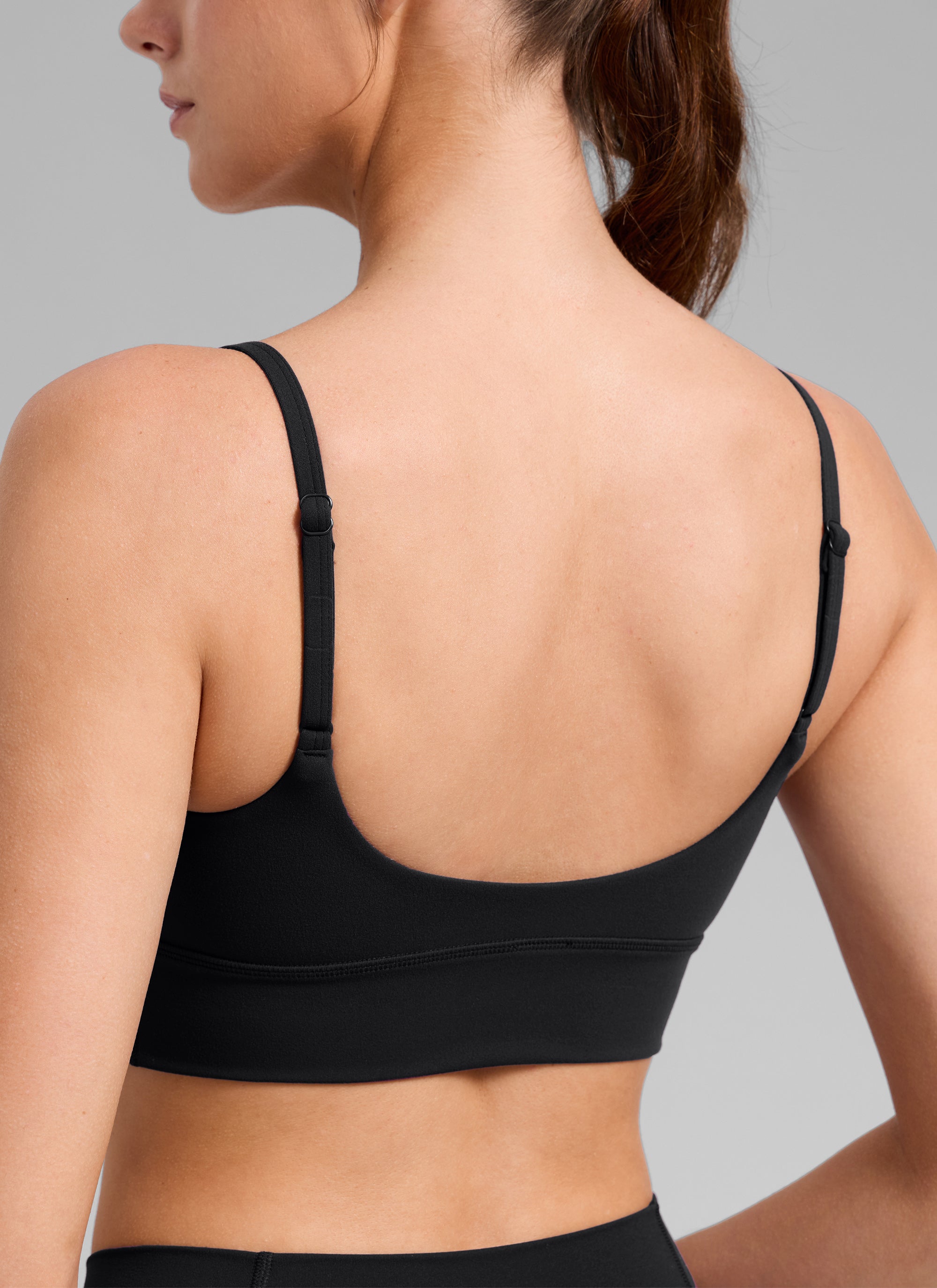 CRZ YOGA Women's Butterlift Yoga Longline Built in Bra Sports Bra Black @model_info:Gelya