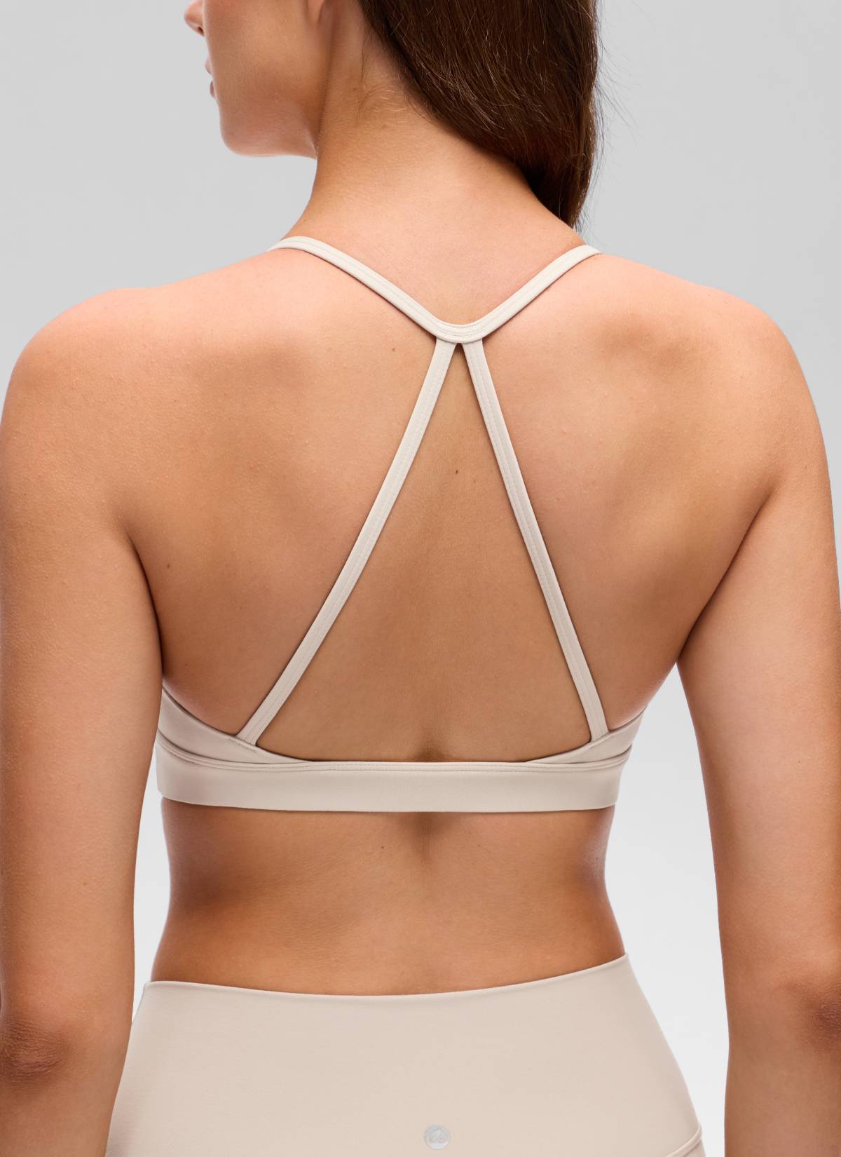 CRZ YOGA Women's Butterluxe Yoga Scoop Neck Cross Back Sports Bra Mojave Tan @model_info:Gelya
