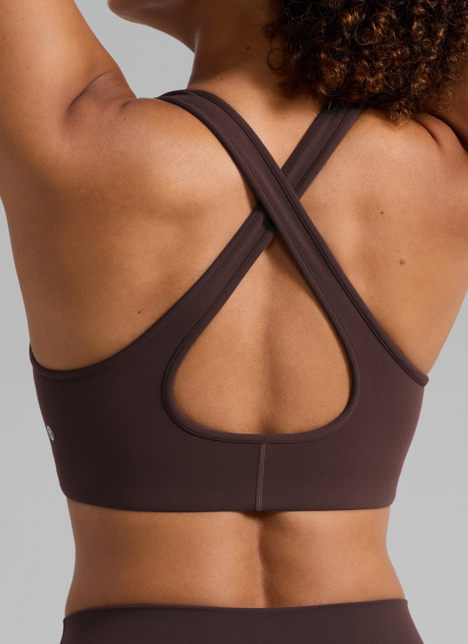 CRZ YOGA Women's Butterlift® Workout Deep V Neck Cross Back Sports Bra Hot Fudge Brown @model_info:Barbara