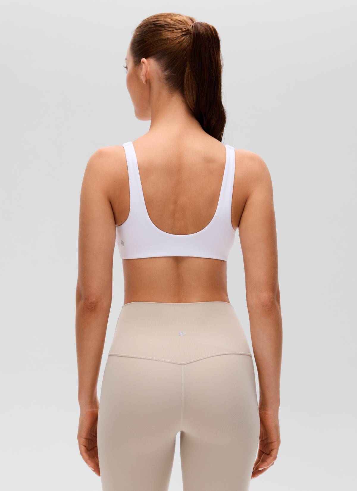 CRZ YOGA Women's Butterluxe Yoga Twist V Neck U Back Sports Bra White @model_info:Lary