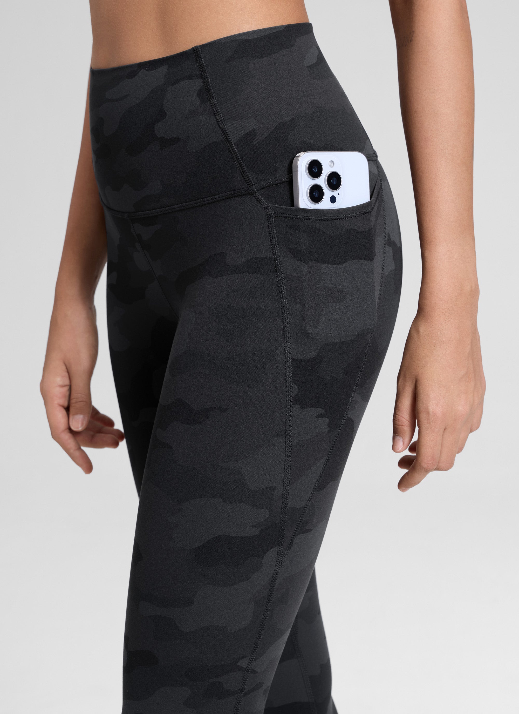 CRZ YOGA Women's Yoga Lounge High Rise Butterluxe Pocket Leggings 25'' Dark Grey Camouflage 2 @model_info:Jenna