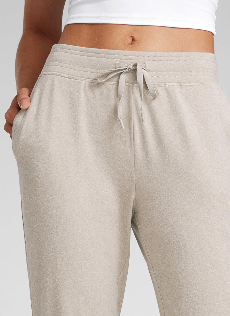 CRZ YOGA Women's Cloud Jersey Capri Joggers 25'' with Pockets Mojave Tan